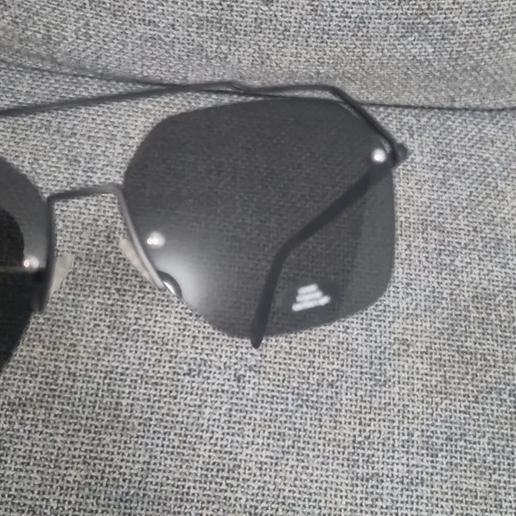 PRIVÉ REVAUX "The One' Sunglasses in Black - Picture 11 of 11